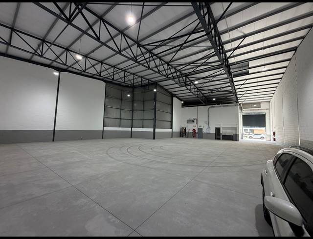 654M² WAREHOUSE TO LET IN STIKLAND INDUSTRIAL